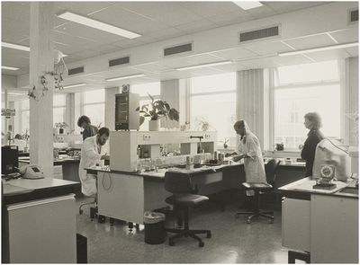 107367 Wesselmanlaan 25. Ziekenhuis Sint Lambertus. Laboratorium in de nieuwe westvleugel, 22-10-1986