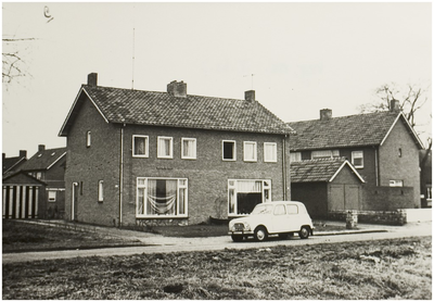 107401 Wevestraat. De huizen rechts staan aan de Meester Strikstraat (voorheen Croysestraat). Rechts naast de huizen is ...