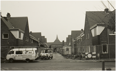 107413 Wezelstraat, gezien vanaf de kruising met de Prins Karelstraat in de richting Dasstraat. Renovatie van huizen, ...