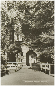 107426 De Wiel 22. Poortgebouw vanaf het bruggetje over de Aa, met op de achtergrond De Wiel en de Kerkstraat, 1955 - 1960