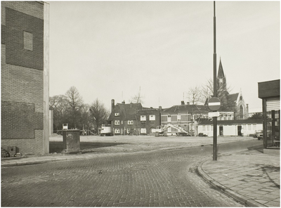 107439 Kerkstraat en De Wiel, gezien vanaf het Beugelsplein. Kale ruimte op de hoek van Kerkstraat en De Wiel na de ...
