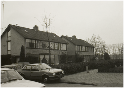 107452 Wielewaalstraat, gezien vanaf de Kievitstraat, 28-02-1984