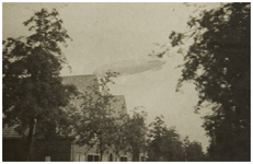 107453 Willemstraat. Een zeppelin zweeft boven de huizen, 30-06-1936
