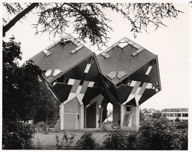 107570 Wilhelminalaan, paalwoningen. Architect Piet Blom, 1977