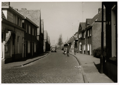 107602 Wolfstraat, gezien vanaf de hoek met het Hemelrijksestraat (links) in de richting 'Heistraat'. Het witte pand ...