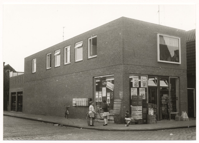 107607 Wolfstraat 70a, hoek Schoolstraat (links), Végé supermarkt Leo Bombeeck, 1967