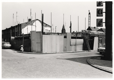 107613 Wolfstraat, hoek Schoolstraat. Nieuwbouw. Rechts op de andere hoek Végé supermarkt, 1975 - 1985