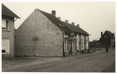 107619 Zandstraat 32, gezien vanuit de richting 'Hoogeindsestraat' in de richting 'Geremtseweg'. Café van Van Hoof, 1959