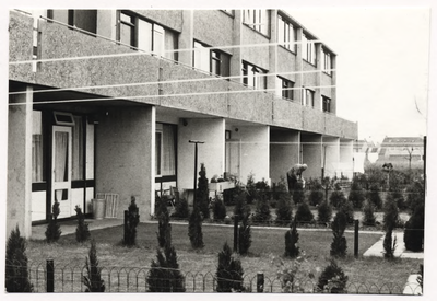 107626 Zeelstraat. Achterzijde woningen, zogenaamde maisonnettes, 1972