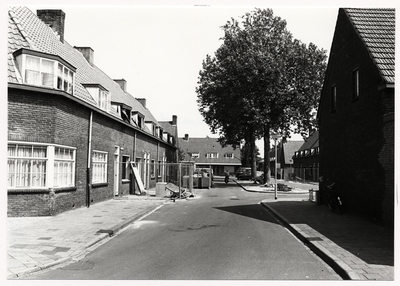 107644 Willem Beringsplein, gezien vanaf de Zonnehofstraat. Die laatste straat ligt vooraan en gaat rechts de hoek om. ...