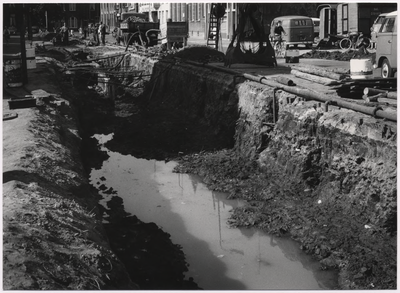 107687 Zuid Koninginnewal, gezien in de richting Beugelsplein. Vernieuwing van het riool, 1961