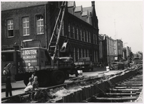 107690 Zuid Koninginnewal, gezien in de richting Noord Koninginnewal. Vernieuwing van het riool. Midden links de ...