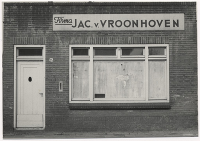 107694 Zuid Koninginnewal 25. Verhuisbedrijf Jaques van Vroonhoven een gedeelte van zijn bedrijf had. Gesloopt ten ...