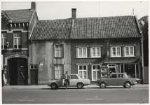 107709 Zuid Koninginnewal 50 (links) t/m 44, met links de poort behorende bij het café annex slijterij van ...