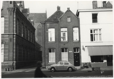 107716 Kerkweg, gezien vanaf de Zuid Koninginnewal. Links een deelte van de voormalige broedersschool, in gebruik als ...