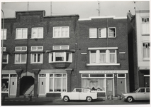 107718 Zuid Koninginnewal 3 t/m 11. Van links naar rechts kruidenierswinkel P.A. Collaert, de trap naar de ...