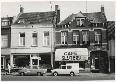 107724 Zuid Koninginnewal 50 t/m 52. Links drogist Van de Leijgraaf (52) rechts café-slijterij Luijben-Raijmakers (30). ...