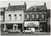 107724 Zuid Koninginnewal 50 t/m 52. Links drogist Van de Leijgraaf (52) rechts café-slijterij Luijben-Raijmakers (30). ...