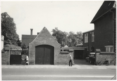 107728 Zuid Koninginnewal. Links de poort naar de Openbare Lagere School, later o.a. in gebruik bij het Stedelijk ...