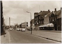 107736 Zuid Koninginnewal, gezien vanuit de richting 'Beugelsplein' in de richting Noord Koninginnewal. Rechts café en ...