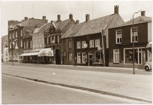 107739 Zuid Koninginnewal, vanaf slager Frans Smulders in de richting van Molenstraat en Noord Koninginnewal, 1960 - 1970