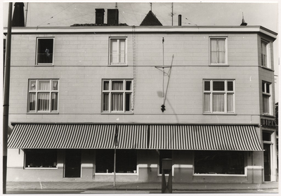 107744 Zuid Koninginnewal, hoek Ameidestraat (rechts). Gevel meubelzaak firma Dirks in de toestand van voor de ...