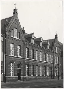 107749 Zuid Koninginnewal 47 t/m 49. Broederschool, later huishoudschool Mater Dei, nog later appartementengebouw met ...