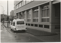 107751 Zuid Koninginnewal. Ambulance van het gewest Helmond voor het gebouw van de GG en GD. De stoplichten op de ...