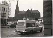 107752 Zuid Koninginnewal, gezien in de richting van de Kasteel-Traverse. Voor het gebouw van de GG en GD staat een ...