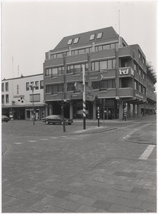 107758 Zuid Koninginnewal (links), hoek Kasteel-Traverse (voorgrond en rechts). Links EHAC-garage van J. van der ...