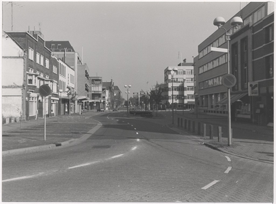 107759 Zuid Koninginnewal, gezien vanaf de hoek Beugelsplein (links) en Weg op den Heuvel (rechts) in de richting ...