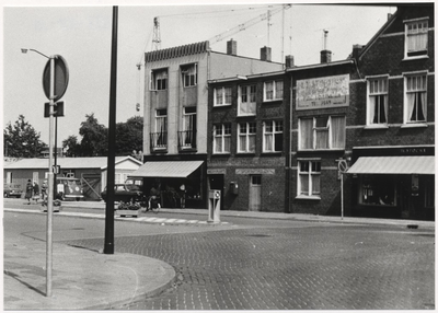 107762 Zuid Koninginnewal, gezien vanaf de hoek met het Beugelsplein. Panden van de firma Stockx, fabrikant van ...