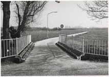 107815 De bundertjes. Fietspad tussen de Kanaaldijk N.O. en de Saxofoonstraat. Op de voorgrond het bruggetjs over de ...