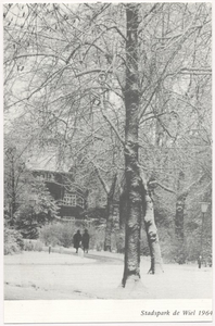 107857 Kasteeltuin, met op de achtergrond de huizen aan de Wiel, 1964