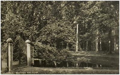 107911 Warande. De gracht en het toegangshek tot de begraafplaats van de Fam. Wesselmann in de Warande, 1931