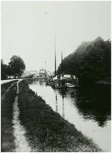 108138 Kanaaldijk Noord - West. ( Links ) Gezien in de richting Veestraatbrug, met o.a. het Jaagdpad en een oude ...