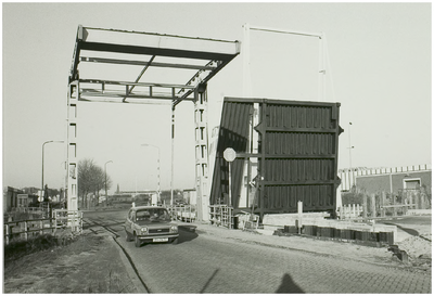 108170 Zuid - Willemsvaart. Industriehaven . Nieuwe en oude brug over de Insteekhaven, 03-12-1986