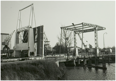 108171 Zuid - Willemsvaart. Industriehaven . Nieuwe en oude brug over de Insteekhaven, 03-12-1986