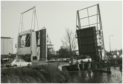 108172 Zuid - Willemsvaart. Industriehaven . Nieuwe en oude brug over de Insteekhaven, 03-12-1986