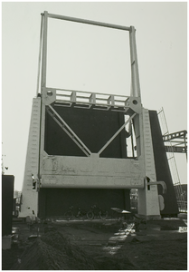 108173 Zuid - Willemsvaart. Industriehaven . Nieuwe en oude brug over de Insteekhaven, 03-12-1986