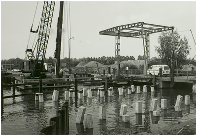 108176 Zuid - Willemsvaart. Industriehaven . Brug over de industriehaven. Naarst de oude brug is men links bezig met ...