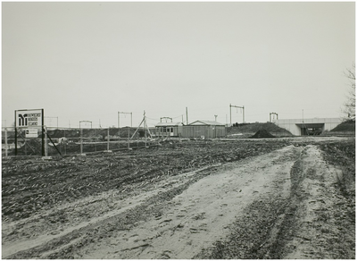 108184 Spoorwegen. Spoorlijn helmond - Venlo De in aanbouw zijn de spoorbrug Viaduct , 1985