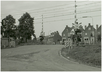 108186 Spoorwegen. De spoorlijn van helmond naar Eindhoven. De spoorweg overgang bij de houtse Paralleweg - De Burcht. ...