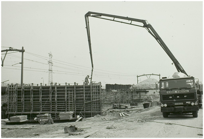 108190 Spoorwegen. De spoorlijn van helmond naar Venlo De bouw van de niewe spoorburg viaduct onder de spoorweg bij ...