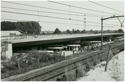 108197 Spoorwegen. De spoorlijn van helmond naar Venlo De bouw van de nieuwe spoorburg viaduct Bij de Deurneseweg. ...