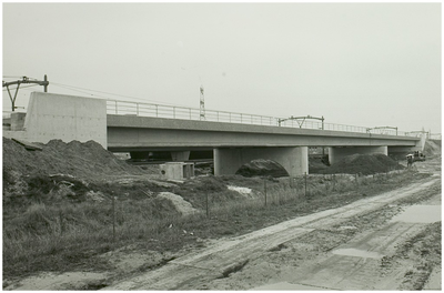 108200 Spoorwegen. De spoorlijn van helmond naar Venlo De voltooide spoorburg viaduct Bij de Deurneseweg. Bij de weg ...