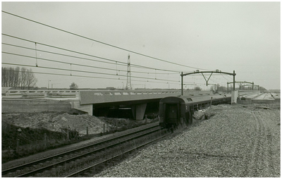 108201 Spoorwegen. De spoorlijn van helmond naar Venlo De Voltooide verkeersburg ( links ) viaduct Bij de ...