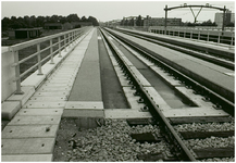108204 Spoorwegen. De spoorlijn van helmond naar Venlo De nieuwe spoorburg bij de Deurneseweg - Weth. Van Wellaan. ...