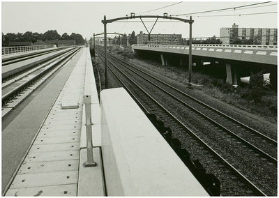 108207 Spoorwegen. De spoorlijn van helmond naar Venlo De nieuwe spoorbrug viaduct bij de Deurneseweg, links. Rechts ...