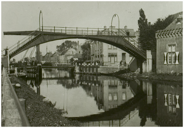 108318 Veestraatbrug. : Voetbrug en Veestraatbrug, gezien vanaf de Trambrugweg met o. a. de in 1972 gesloopte voetbrug ...